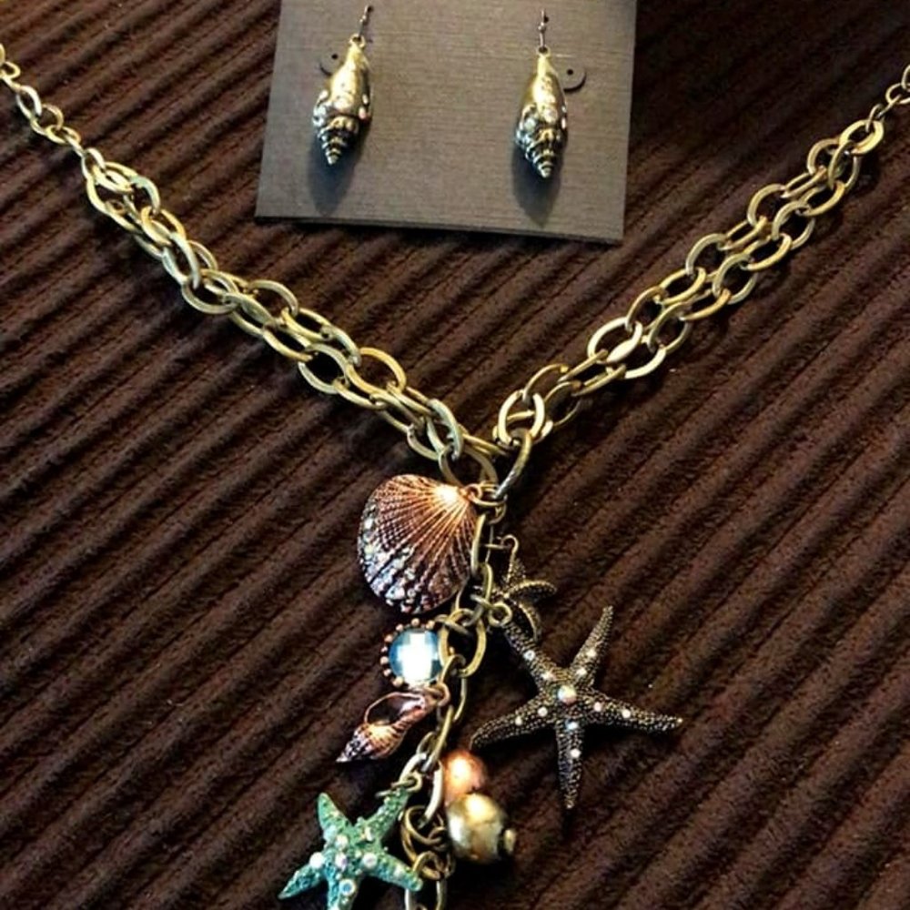 Cookie Lee sophisticated shells statement necklace